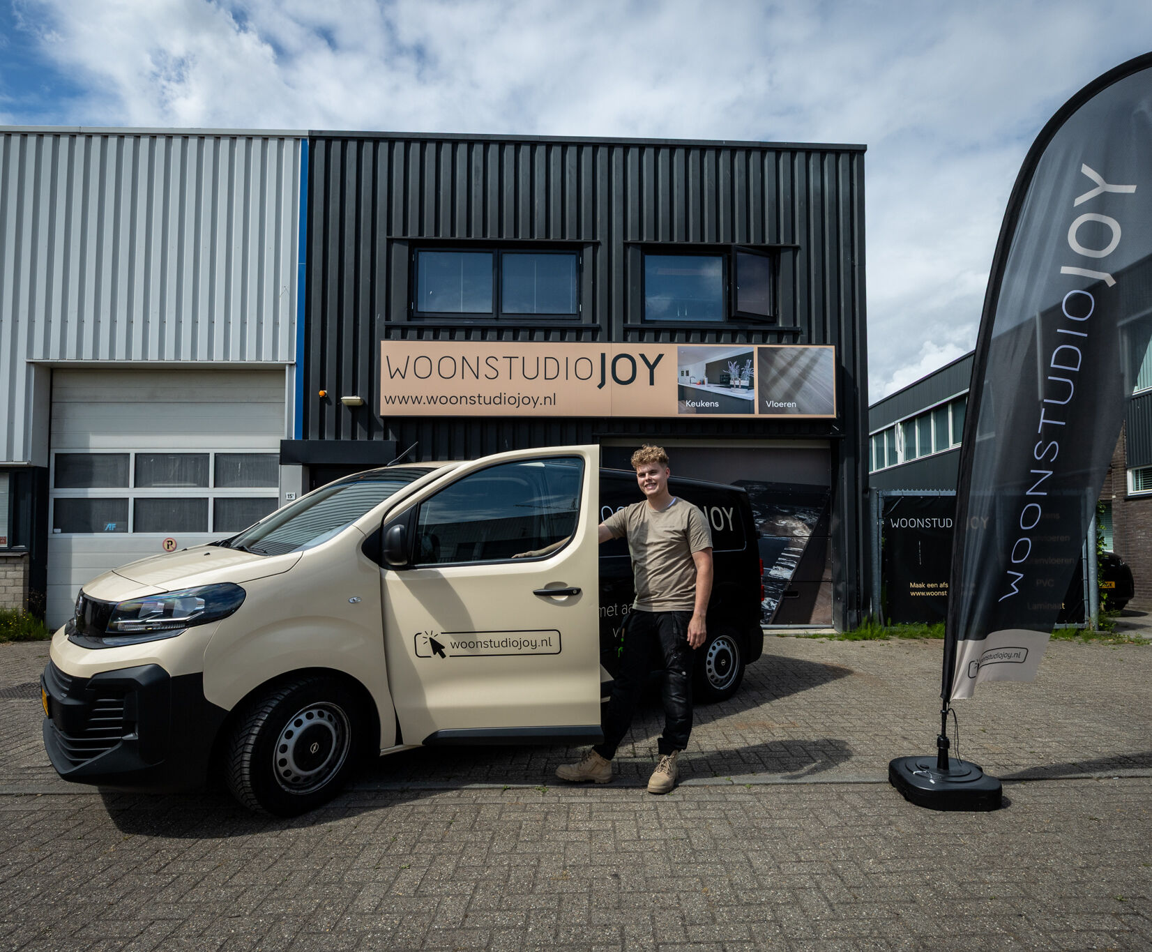 bedrijfsbus voor het pand van woonstudiojoy in ridderkerk