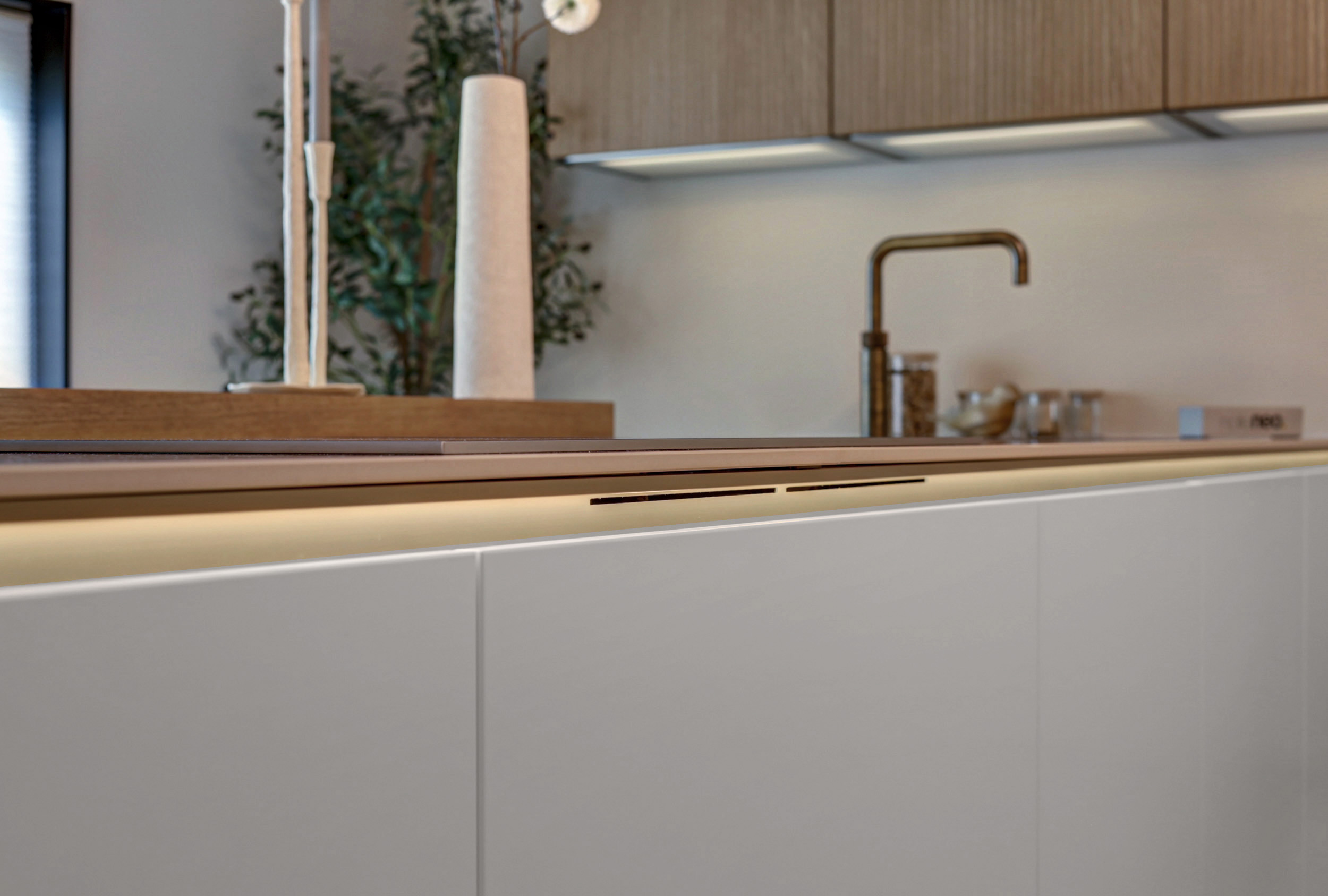 closeup van kookeiland in scandinavische keuken