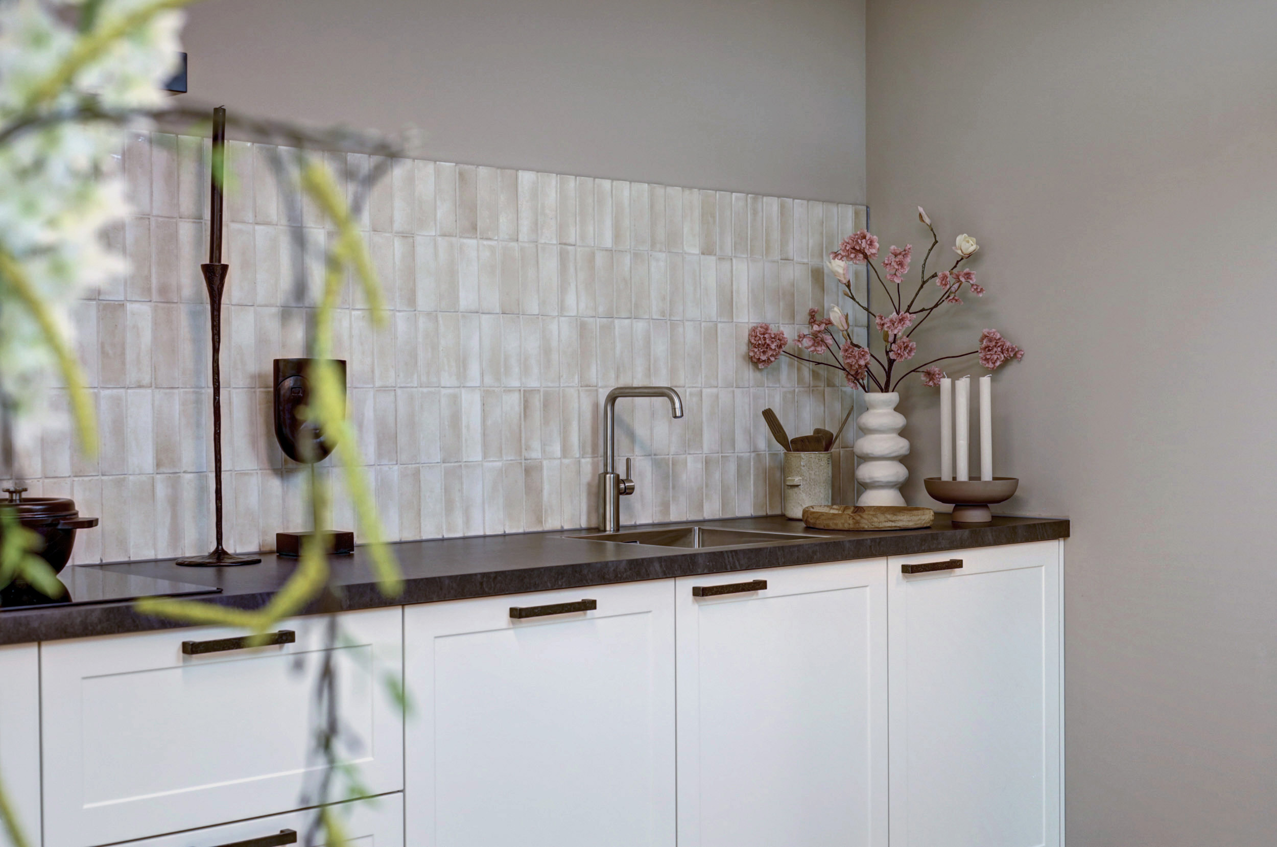 landelijke keuken met vaas en kleurige bloemen