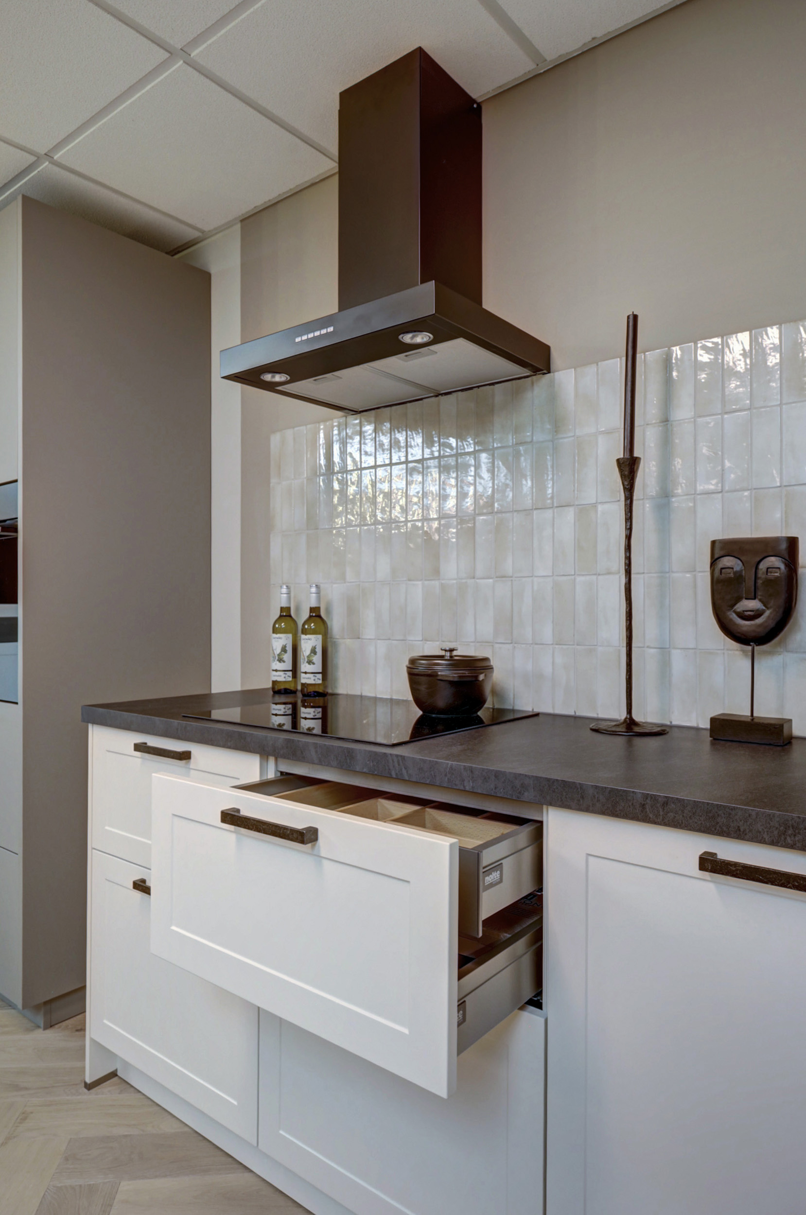 landelijke keuken met open keukenlade