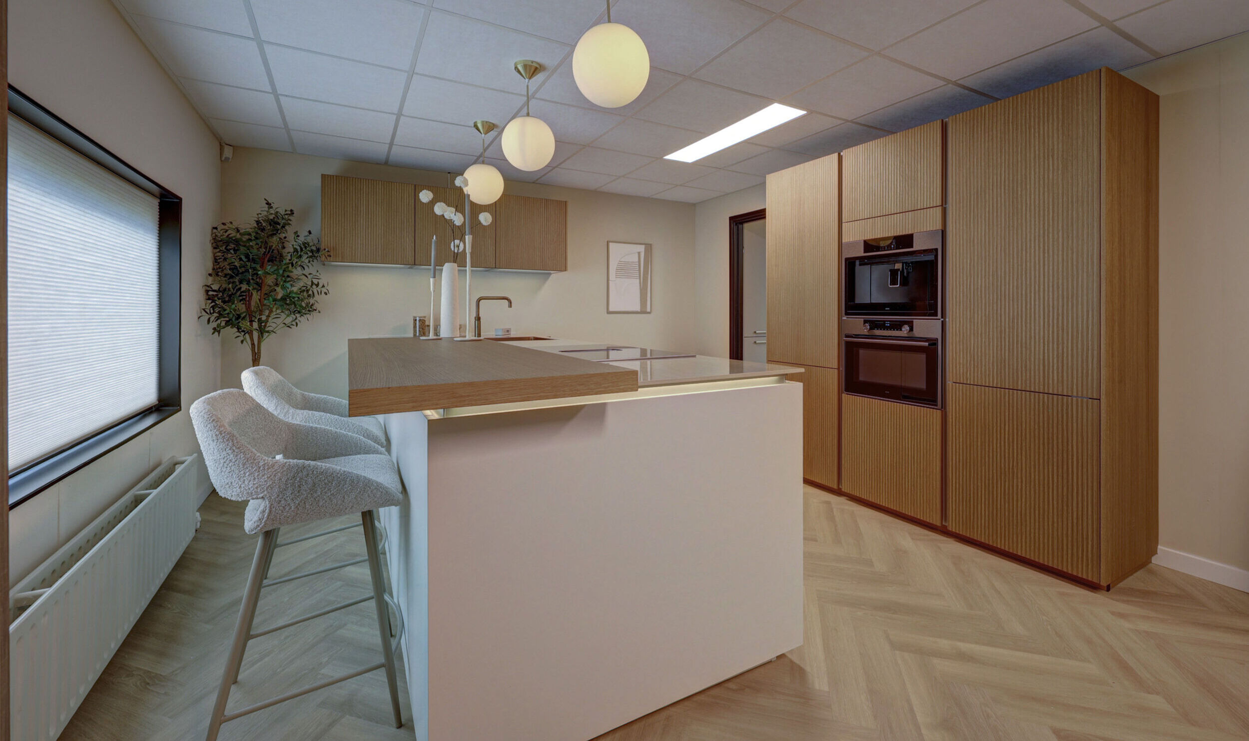 overzichtsfoto van kookeiland en kasten in scandinavische keuken