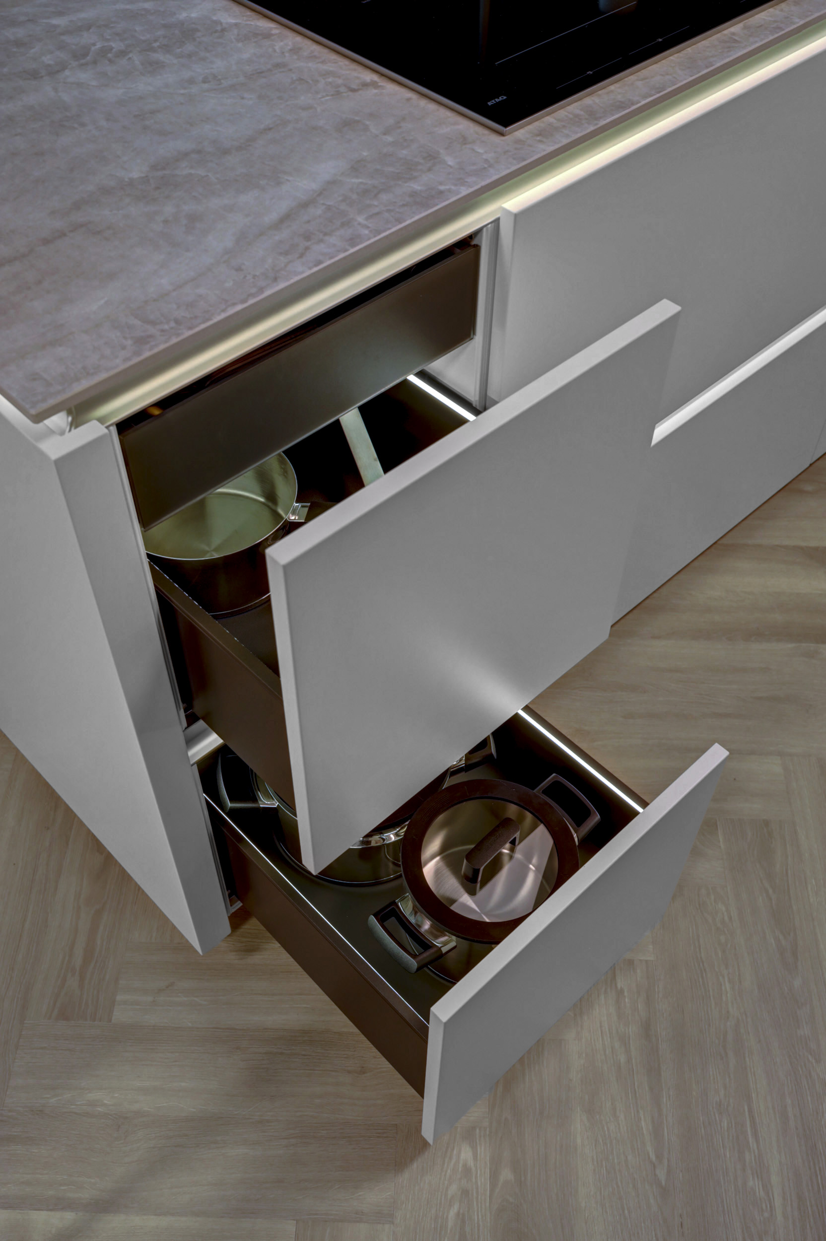 Opberglades in scandinavische keuken